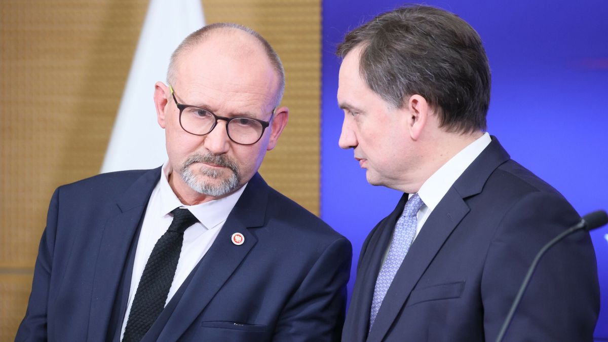 Konferencja Zbigniewa Ziobry w Prokuraturze Krajowej
Fot.Wojciech Olkusnik/East News, Warszawa, 24.02.2023. Prokuratura Krajowa.  Briefing prasowy MS PG Zbigniewa Ziobry (P) oraz PK Dariusza Barskiego (L) na temat sledztwa w sprawie napasci Rosji na Ukraine.
Wojciech Olkusnik