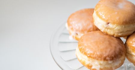 Pączki ze słonym karmelem. Modne ciastko na karnawał