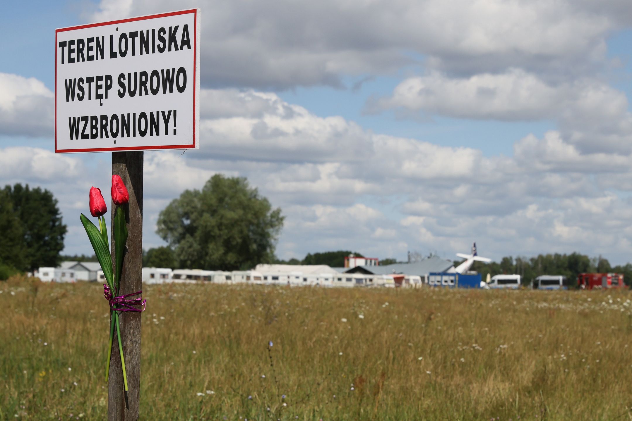 Chrcynno (pow. nowodworski), 18.07.2023. Miejsce katastrofy lotniczej w Chrcynnie, 18 bm. Do wypadku doszło wczoraj wieczorem. Samolot cessna podczas lądowania w złych warunkach atmosferycznych uderzył w hangar, w którym schroniła się grupa ludzi. Wg informacji podanych przez rzecznika Komendanta Stołecznego Policji zginęło pięć osób, a osiem odniosło obrażenia. (ad) PAP/Leszek Szymański