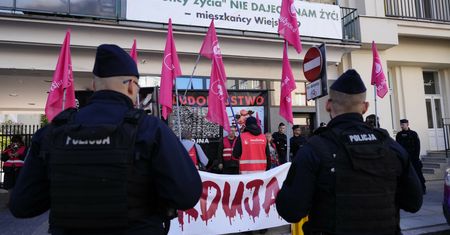 Ojciec i syn z zarzutami po oblaniu kwasem siedziby AboTak