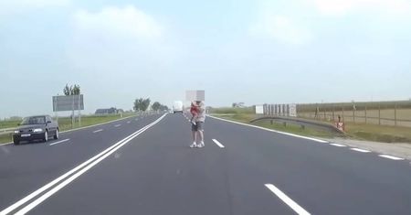 Z KRAJU: Ojciec z dzieckiem wtargnął pod autobus. Próba samobójcza?