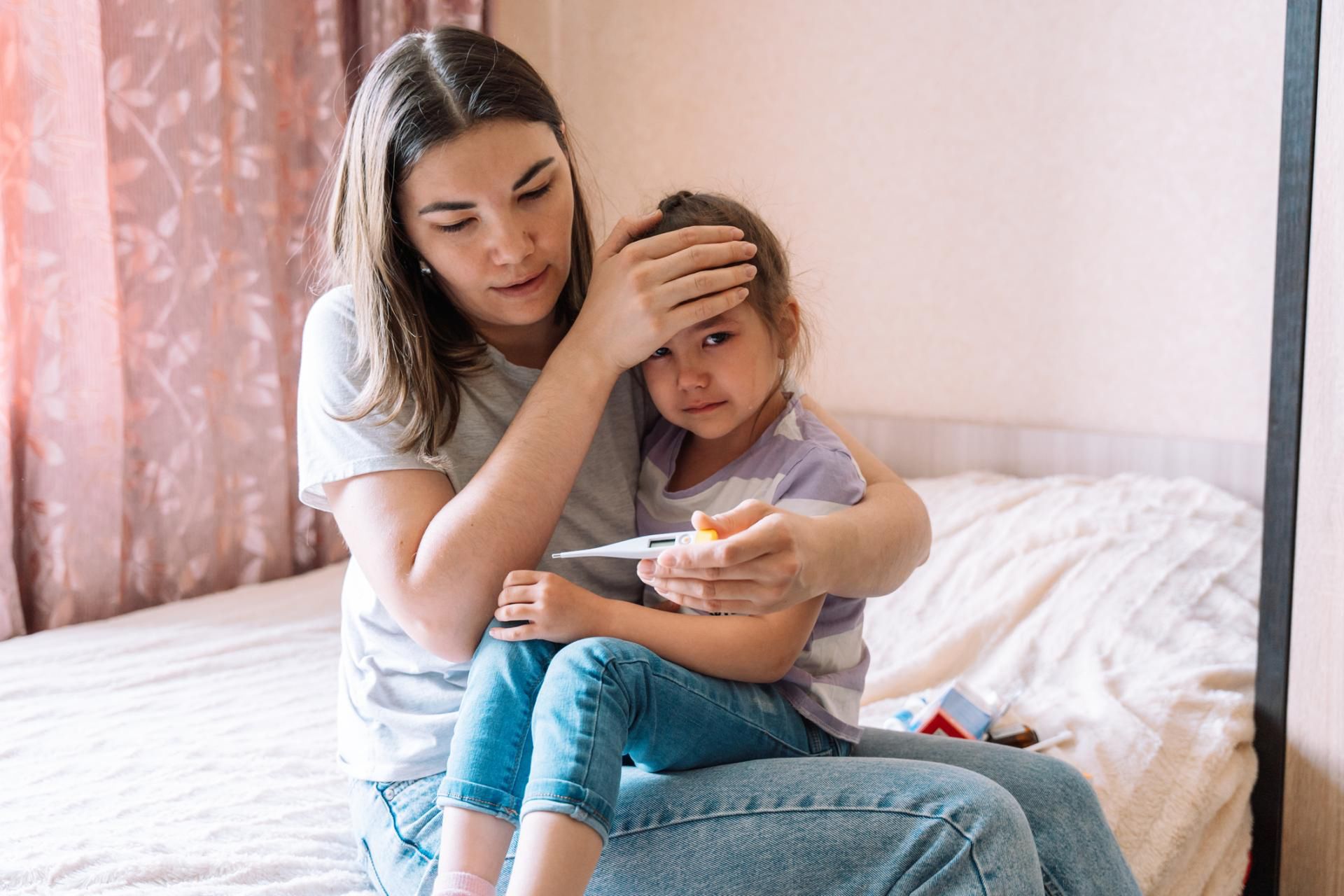 Pediatra o niebezpiecznym poradom, by nie zbijać gorączki u dzieci
