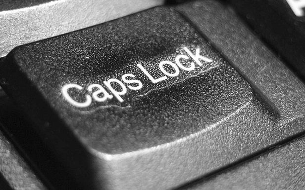Caps Lock, czyli klawisz niepotrzebny? Poznajcie jego historię [infografika]