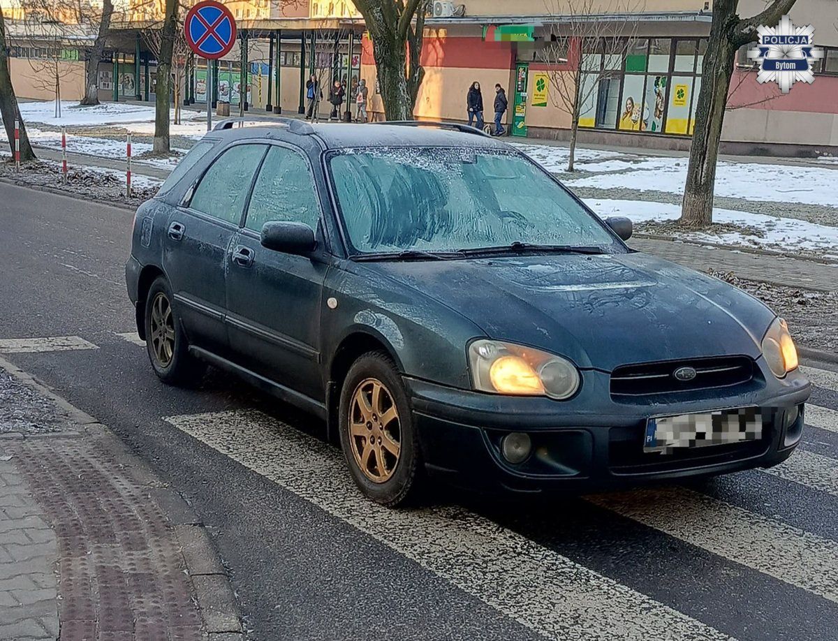 Nie odśnieżył auta. Młody kierowca potrącił pieszą