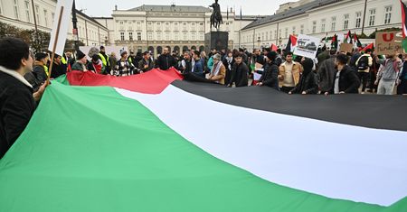 Skandaliczny transparent na marszu w Warszawie. Jest reakcja Dudy