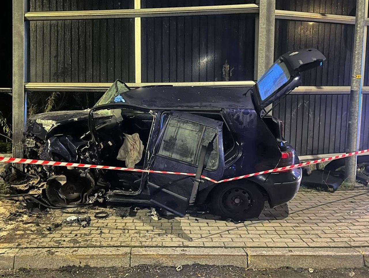 Podolsze: Pijany 19-latek ciężko ranny po dachowaniu volkswagena. Jechał bez prawa jazdy