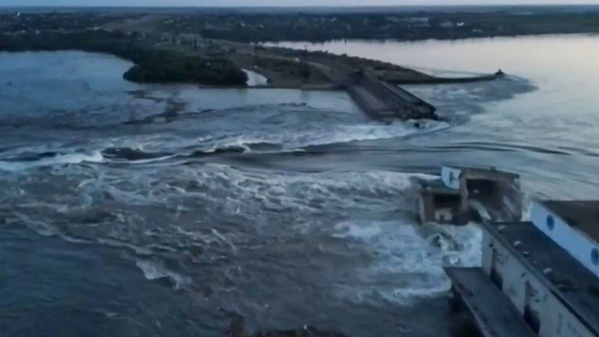 Rosjanie wysadzili tam? w Nowej KachowceThis screen grab from a video posted on Ukraine's President Volodymyr Zelensky's Twitter account on June 6, 2023 shows an aerial view of the dam of the Kakhovka Hydroelectric Power Station after it was partially destroyed. A Russian-held dam in southern Ukraine was damaged on June 6, with Kyiv and Moscow accusing each other of blowing it up while locals were forced to flee rising waters. (Photo by various sources / AFP) / -----EDITORS NOTE --- RESTRICTED TO EDITORIAL USE - MANDATORY CREDIT "AFP PHOTO /Twitter / Account of Ukraine's President Volodymyr Zelensky @ZelneskyyUa " - NO MARKETING - NO ADVERTISING CAMPAIGNS - DISTRIBUTED AS A SERVICE TO CLIENTS-