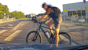 Rowerzysta nagrany. Nie do wiary, jak się zachował. Sceny