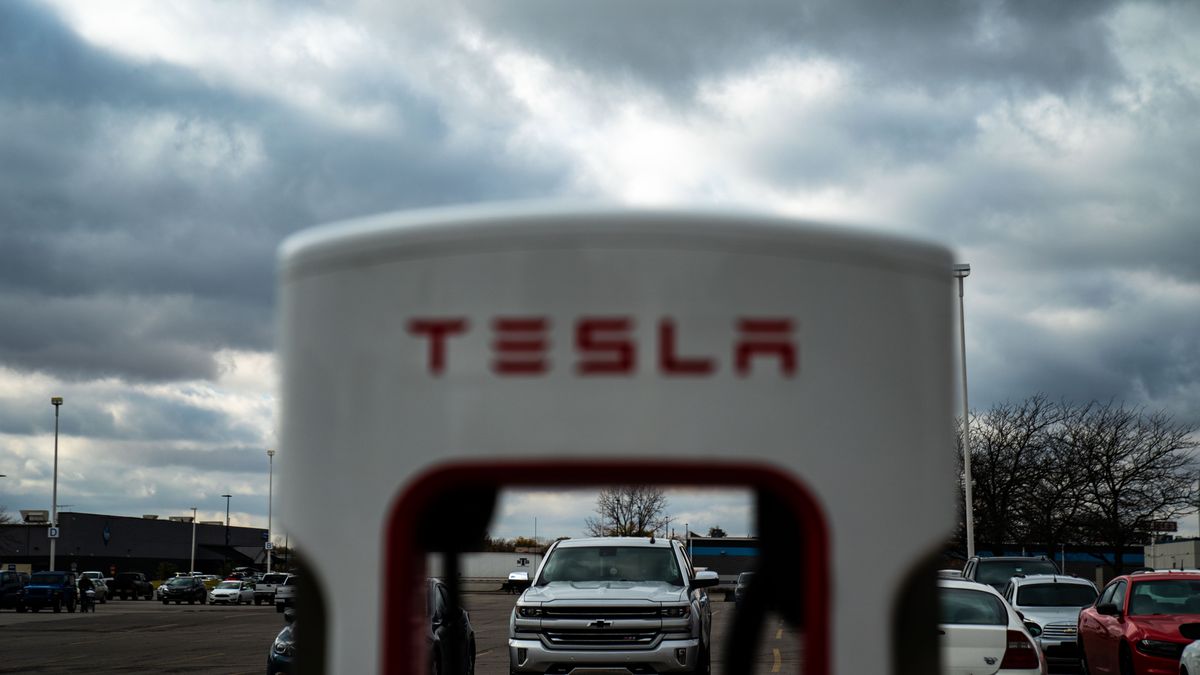 KOKOMO, IN - OCTOBER 26: A Tesla Supercharger station on Wednesday, Oct. 26, 2022 in Kokomo, IN. Kokomo is known as the "City of Firsts, as a significant number of technical and engineering innovations were developed in Kokomo, particularly in automobile production  which a large portion of the citys employment still relies upon. (Kent Nishimura / Los Angeles Times via Getty Images)
