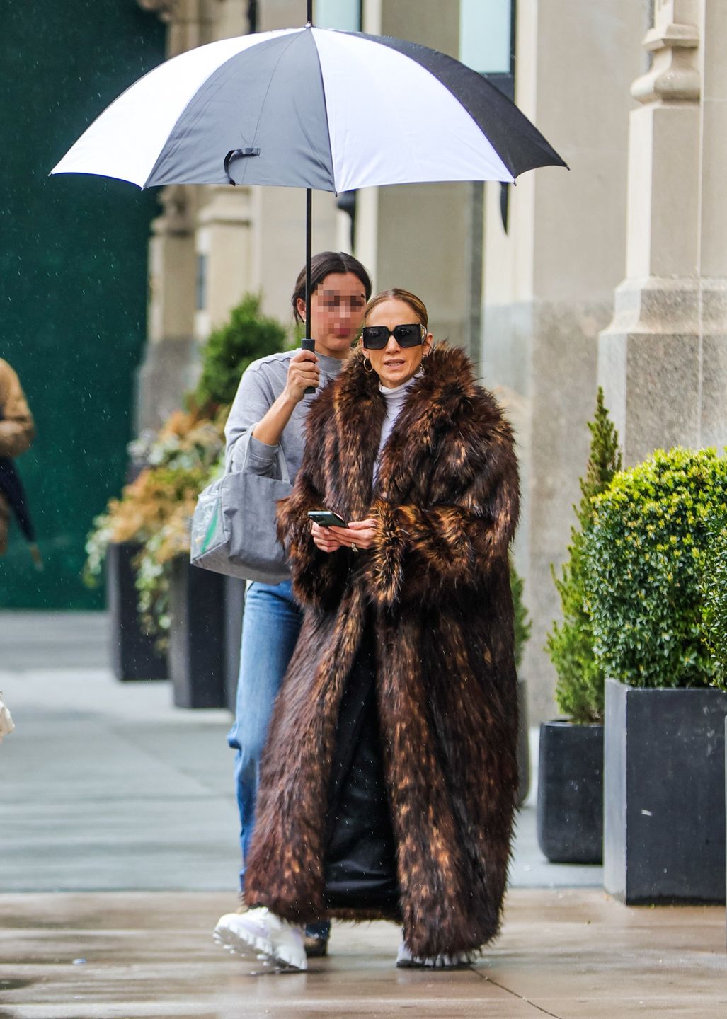 Jennifer Lopez paraduje w futrze po Nowym Jorku