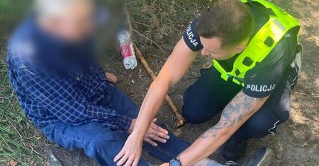 Wycieńczony mężczyzna leżał w zaroślach. Policja apeluje