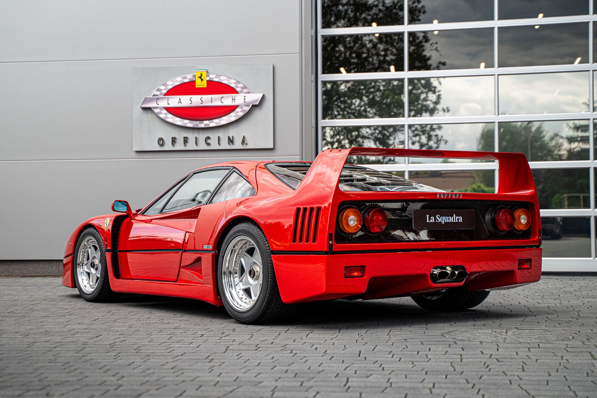 Ferrari F40 w Ferrari Katowice (1990)