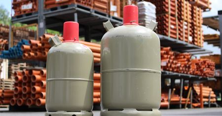 Omijanie embarga na LPG. Mieszają gaz z Rosji. Trafia też do butli w Polsce