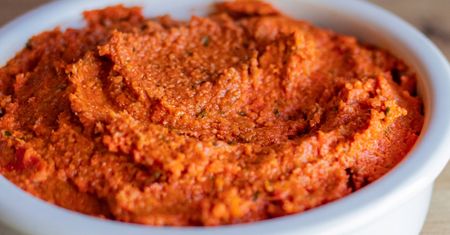 Ma dużo białka i syci do obiadu. Pasta do chleba, która sprawi, że poranek będzie lepszy