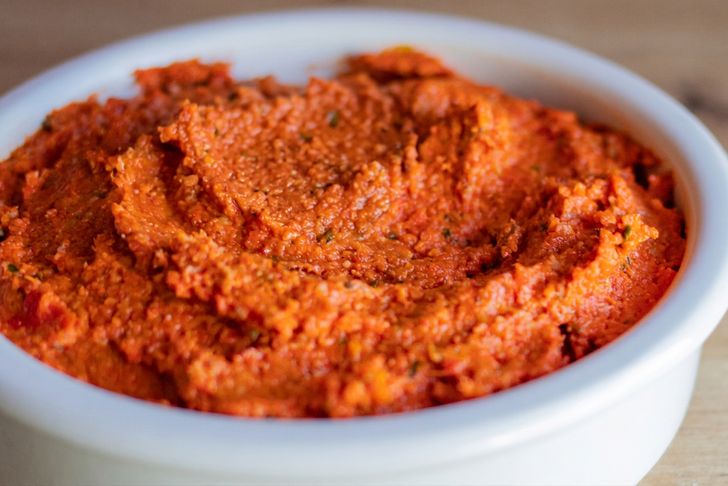 Ma dużo białka i syci do obiadu. Pasta do chleba, która sprawi, że poranek będzie lepszy