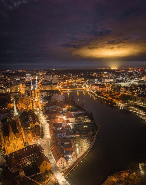 Wrocław. Siechnicka łuna nad miastem to czarodziejskie zjawisko. Trwa spór o to, czy nie jest to piękno niebezpieczne, jednak fotografia z całą pewnością jest magiczna