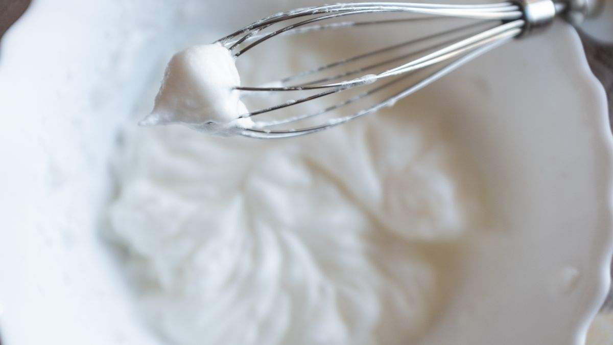 Jak ubić pianę z białek?