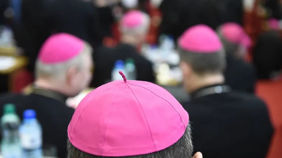 Episkopat przedstawił zasady, którymi ma kierować się katolik.