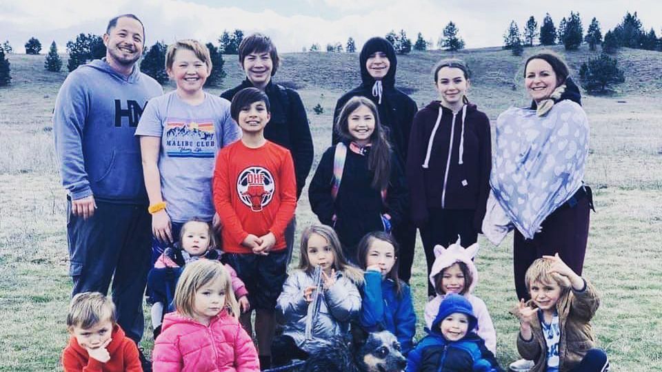 33-latka wychowuje 18 dzieci