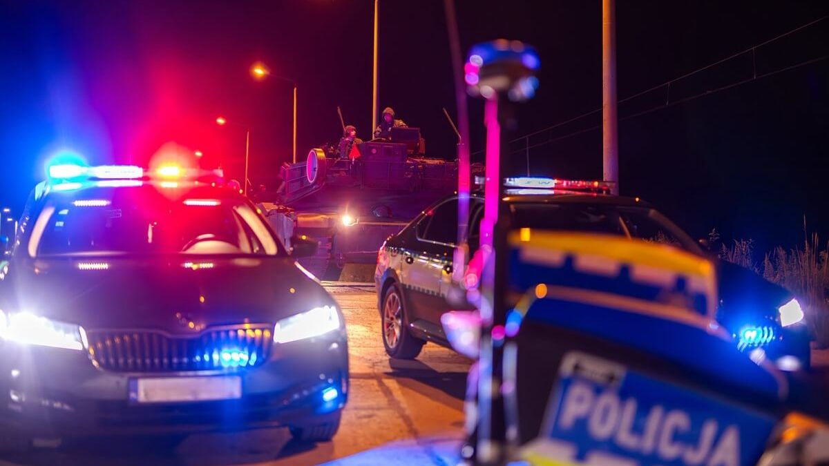 Przejazd wojskowej kolumny w asyście policji i żandarmedii wojskowej