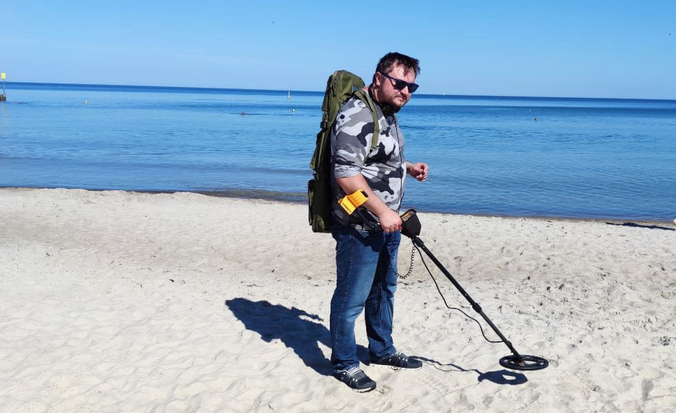 Przeszukałem plażę z wykrywaczem metalu. Ciężkie czasy dla "poszukiwaczy skarbów"