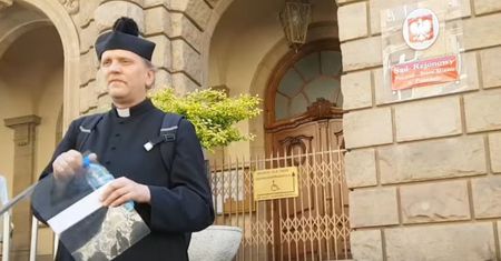 Ksiądz Michał wpadł w szał. "Smród się za wami ciągnie..." Niebywałe