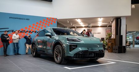 Elektryczne Porsche Cayenne debiutuje w Polsce. Klienci kupują auto w ciemno