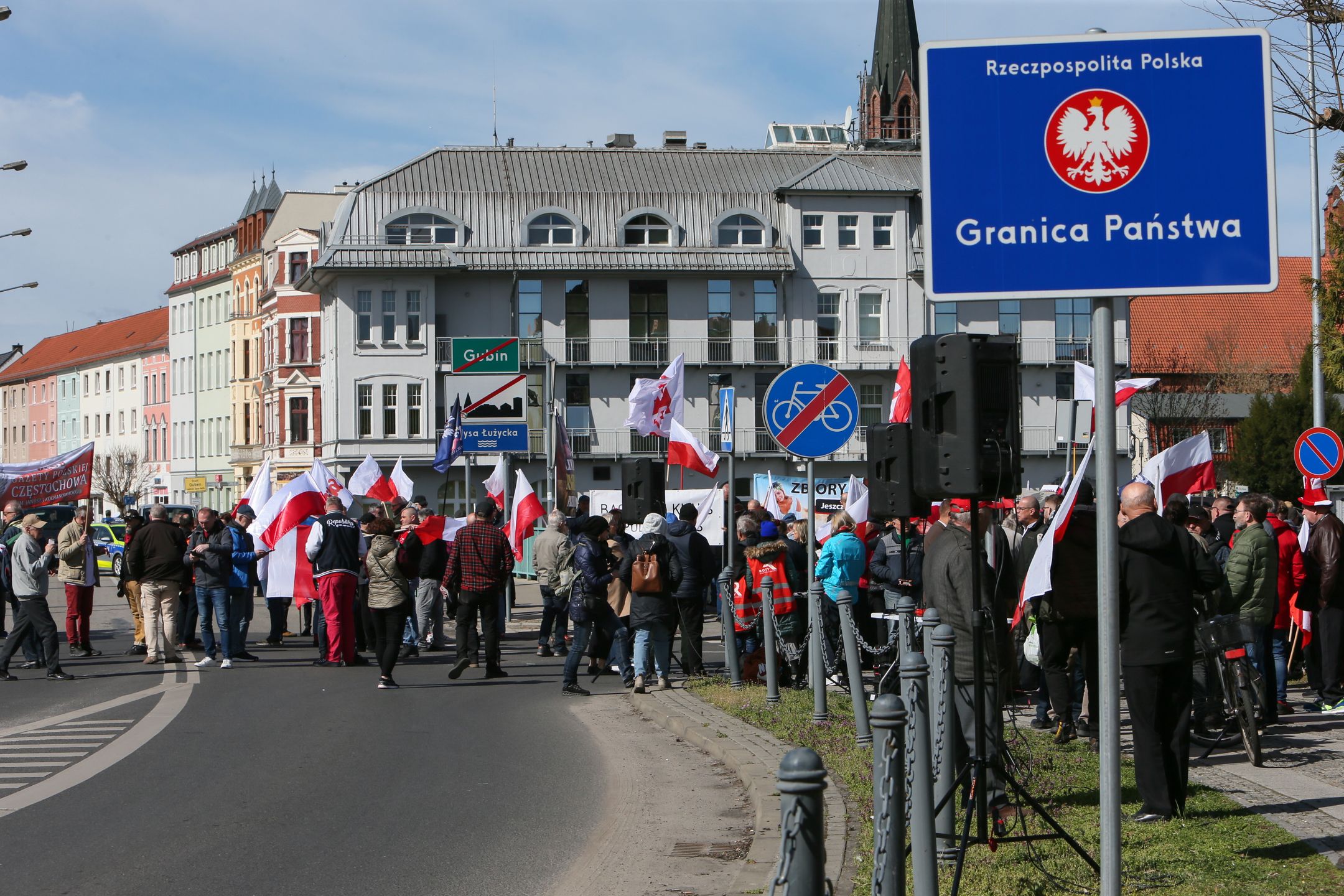 Gubin, 05.04.2025. Protest na moście granicznym z Niemcami w Gubinie, 5 bm. To kolejny w ostatnich tygodniach protest na polsko-niemieckiej granicy przeciwko polityce migracyjnej w Unii Europejskiej. (aldg) PAP/Lech Muszyński