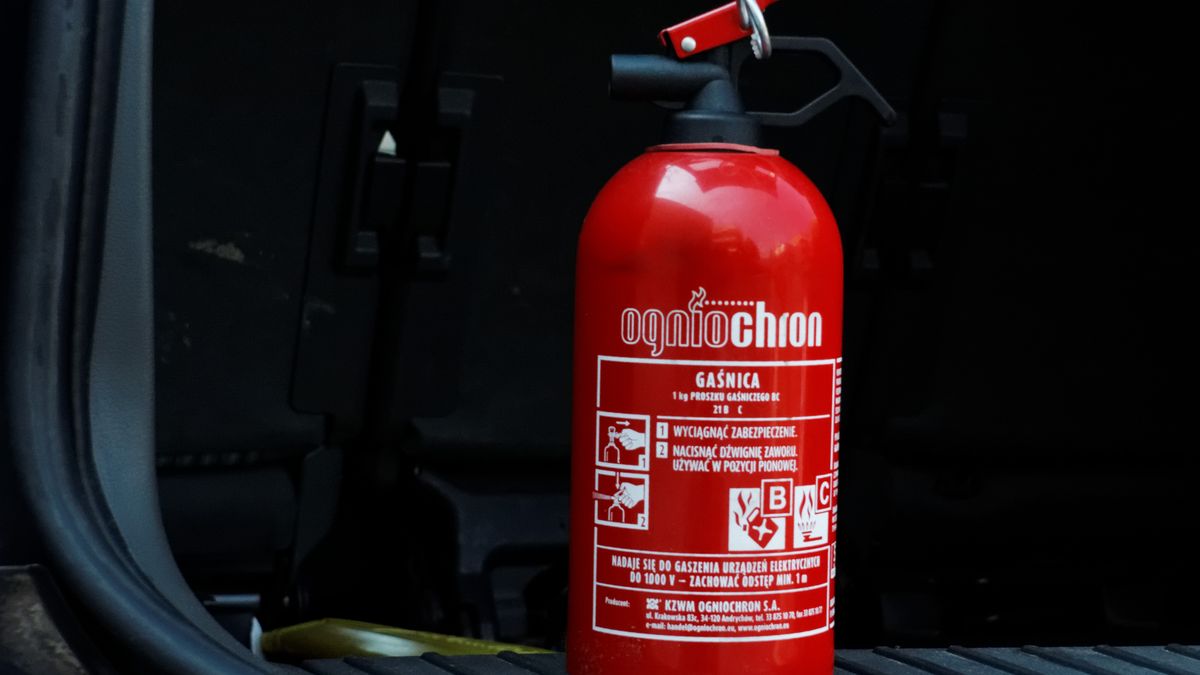Podczas samochodowych podróży po Europie również wystarczy nam gaśnica i trójkąt. Gwarantuje to Konwencja wiedeńska
