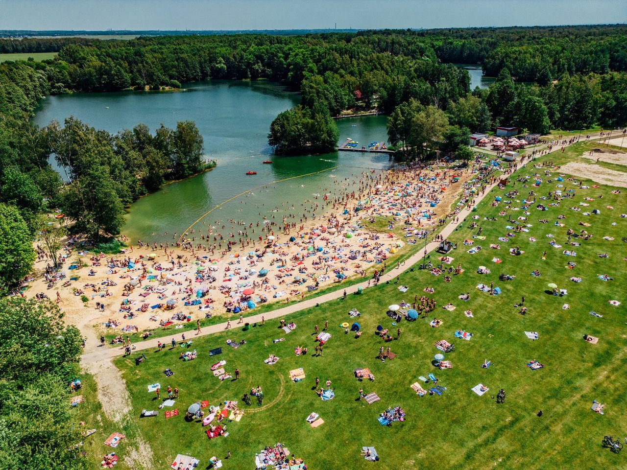 Śląsk jak Mazury. Tłumy na kąpielisku w Czechowicach pod Gliwicami. Każdy szuka ochłody w upały