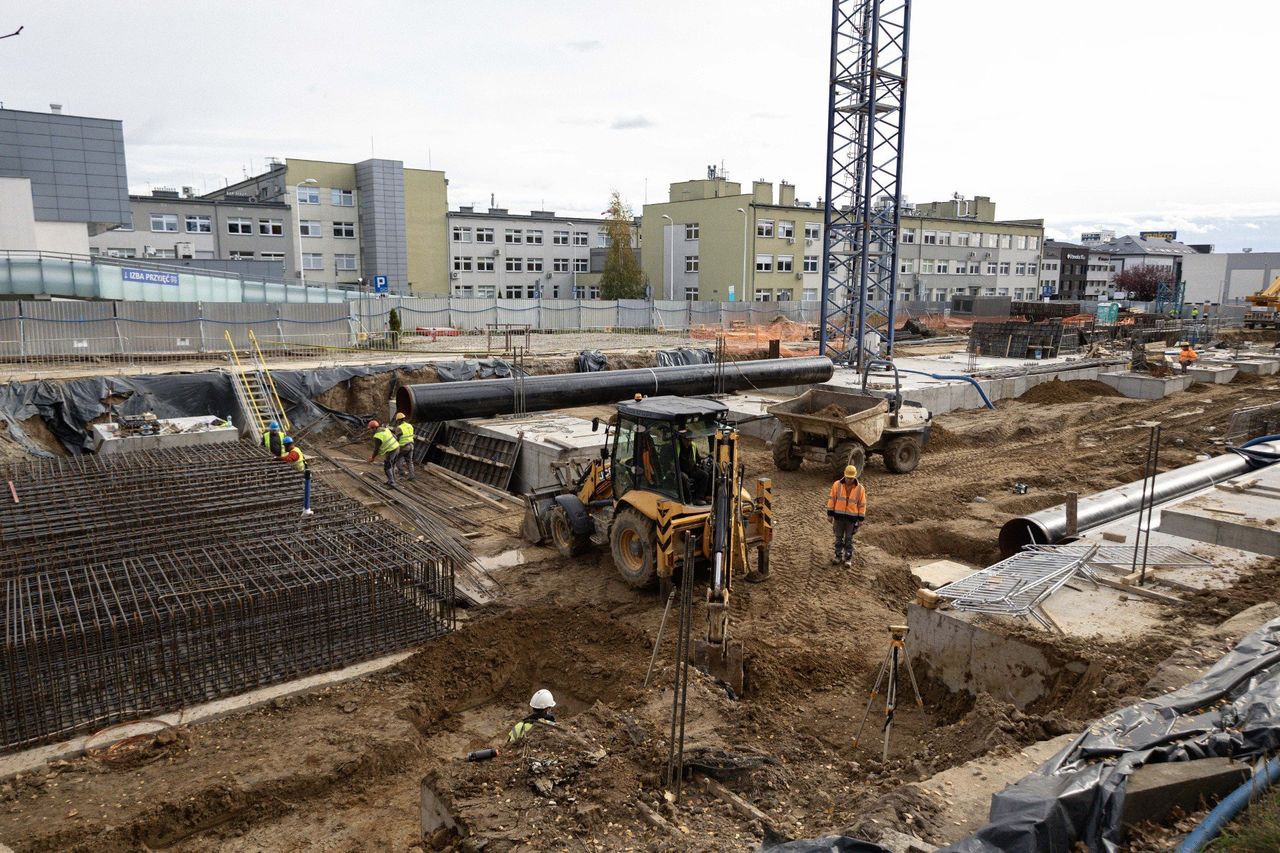 Rzeszów: Zobacz, jak postępują prace przy budowie lądowiska i wielopoziomowego parkingu przy Klinicznym Szpitalu Wojewódzkim nr 2