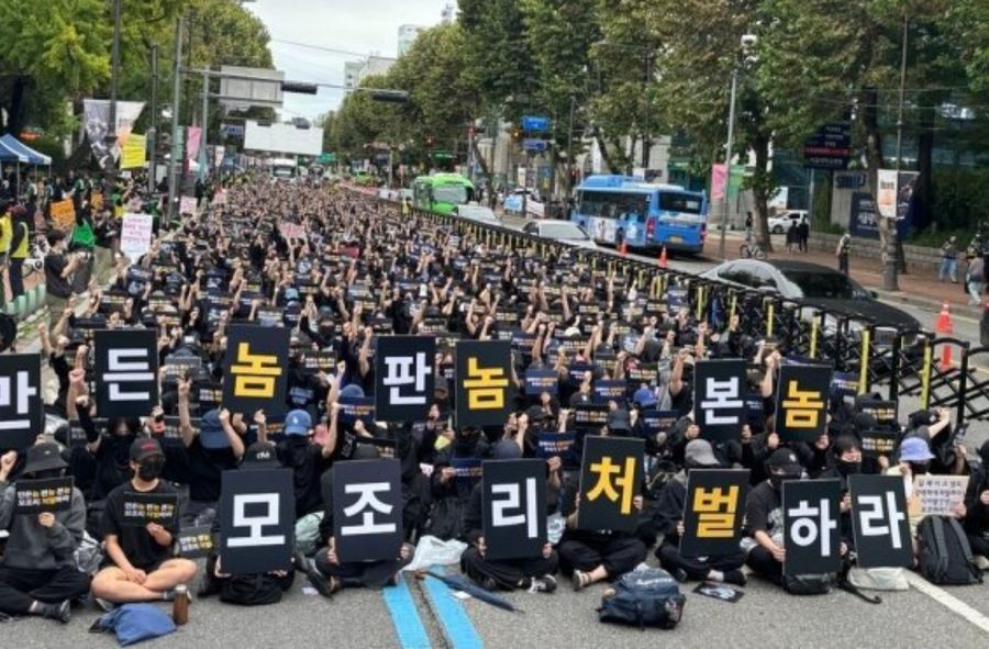 Korean women take to the streets to protest against deepfake exp