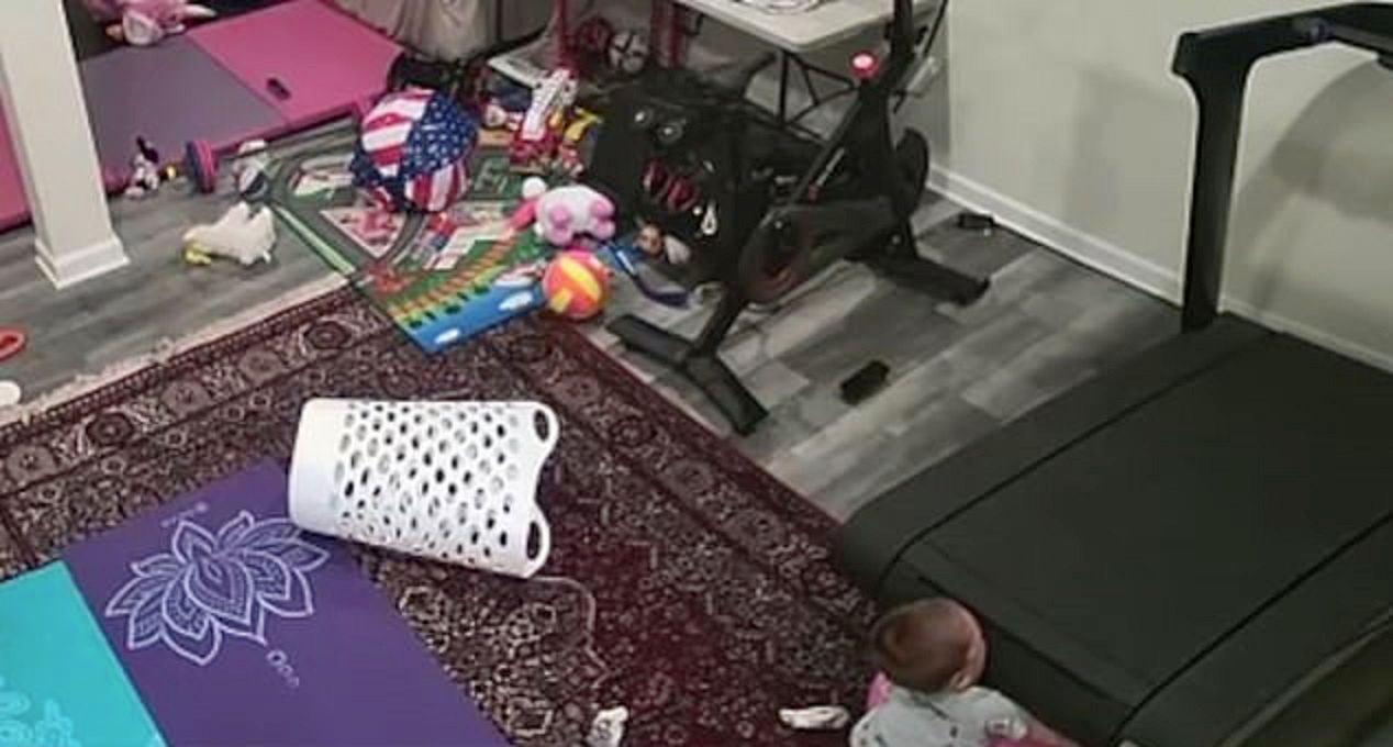 Chłopiec wciągnięty pod bieżnię