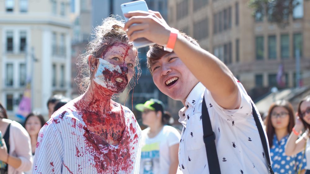 Jest aparat, jest selfie - nawet w sklepie z elektroniką. Skąd się wzięła ta dziwna moda? 1
