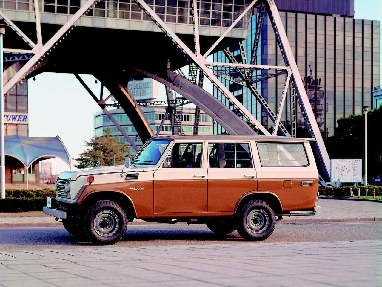 Za Oceanem w końcówce lat 70. Land Cruiser coraz bardziej tracił do amerykańskich konkurentów. Nadal ceniono go za niezniszczalność, ale brakowało mu mocy. 200 KM, do których Land Cruiser miał daleko, na rynku amerykańskim stawało się minimum. Natomiast w Europie J5 wyglądał po prostu na mocno przestarzały.