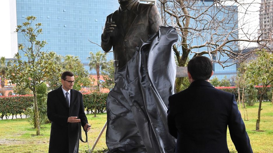 Pomnik prezydenta RP Lecha Kaczyńskiego w Batumi, odsłonięty uroczyście przez szefów rządów Polski i Gruzji