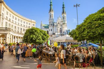 Plac Zbawiciela w Warszawie zmienia się na letnie miesiące
