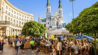 Plac Zbawiciela w Warszawie zmienia się na letnie miesiące