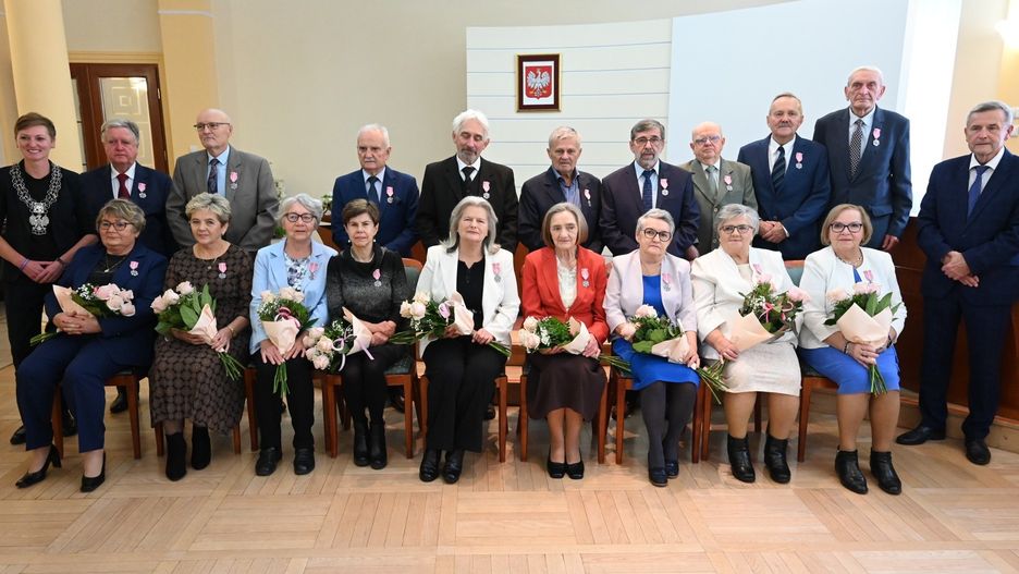 W sali ślubów kieleckiego ratusza 20 par odebrało medale za 50 lat małżeństwa. Pamiątkowe zdjęcie jubilatów.