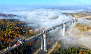 Gigantyczna estakada góruje nad doliną. Zmieściłaby wieżę Mariacką