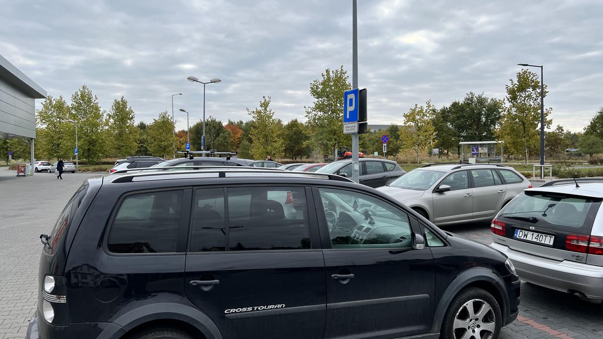 Parking pod sklepem Lidl we Wrocławiu w niedzielę jest w połowie pełny.