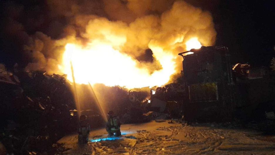 30 zastępów straży walczy z pożarem złomowiska