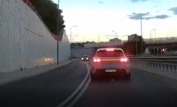 Kierowca Volkswagena wjechał pod prąd na ul. Północnej w Lublinie. Niebezpieczny manewr nagrał Czytelnik