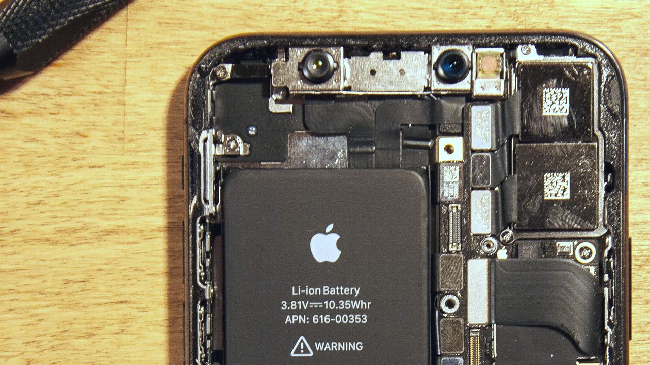 Czy warto naprawić iPhone'a samemu?