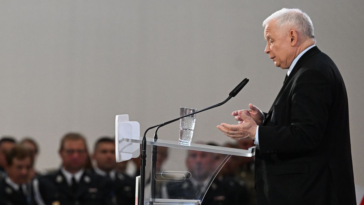 Stalowa Wola, 04.09.2022. Prezes Prawa i Sprawiedliwości Jarosław Kaczyński (P) podczas spotkania z mieszkańcami w Stalowej Woli, 4 bm. Prezes PiS przebywa z wizytą w województwie podkarpackim. (sko) PAP/Darek Delmanowicz