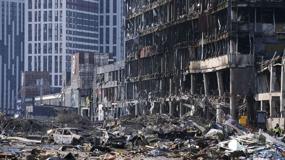 A general view of the shopping center that was damaged by shelling on 21 March by a Russian attack in Kiev, where according to emergency service, at least six people died in the Russian shelling on the shopping centre, in Kiev, Ukraine, 24 March 2022. On 24 February Russian troops had entered Ukrainian territory in what the Russian president declared a 'special military operation', resulting in fighting and destruction in the country, a huge flow of refugees, and multiple sanctions against Russia. EPA/NUNO VEIGA Dostawca: PAP/EPA.