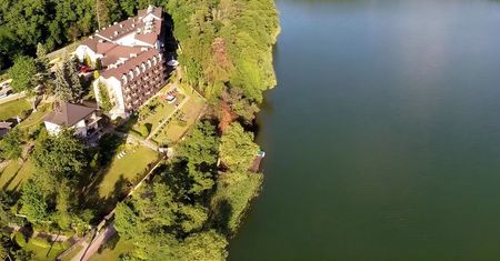 Polacy kochają ten hotel na Mazurach. Apartamenty z widokiem na jezioro w obniżonych cenach
