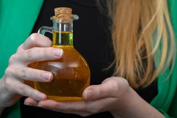 Wszyscy zachwalają, jaki zdrowy, mało kto wie, jak używać. To musisz wiedzieć o oleju rydzowym