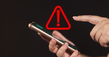 Dziś nastąpi koniec świata? Internauci owijają smartfony folią