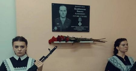 Odsłonili tablicę w rosyjskiej szkole. Widok jak z horroru